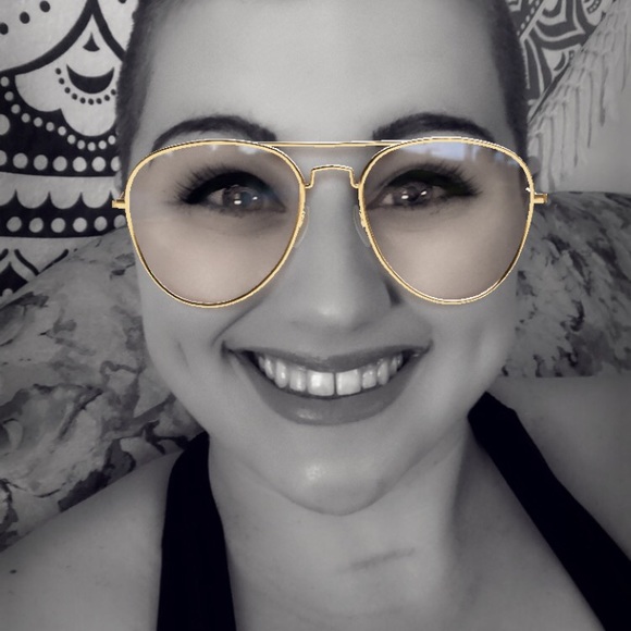 Meet your Posher, Megan 🙋🏼♀️ - Picture 1 of 3